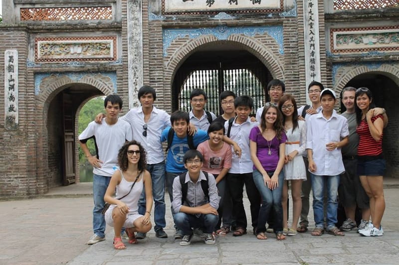 Cô Hương (ngoài cùng, bên phải) cùng các học viên trong chuyến đi thực tế
