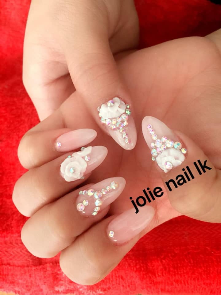 Ngoài lĩnh vực làm đẹp, Jolie Nail còn liên tục tuyển sinh các khoá học nails chuyên nghiệp tổng hợp từ cơ bản tới nâng cao