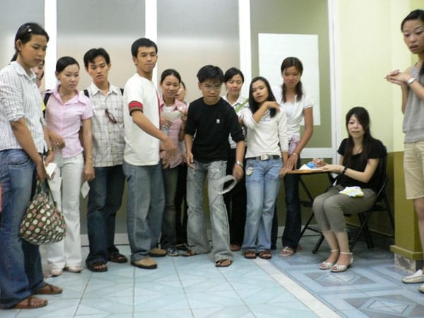 Trò chơi nhỏ giúp học viên tiếp thu bài tốt hơn tại lớp học của trường Ngôn ngữ Sài Gòn