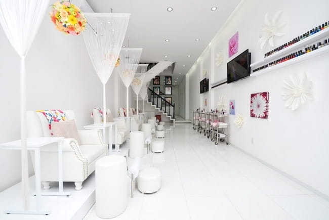 Tru Nail & Beauty Japan nổi bật tông màu trắng sang trọng