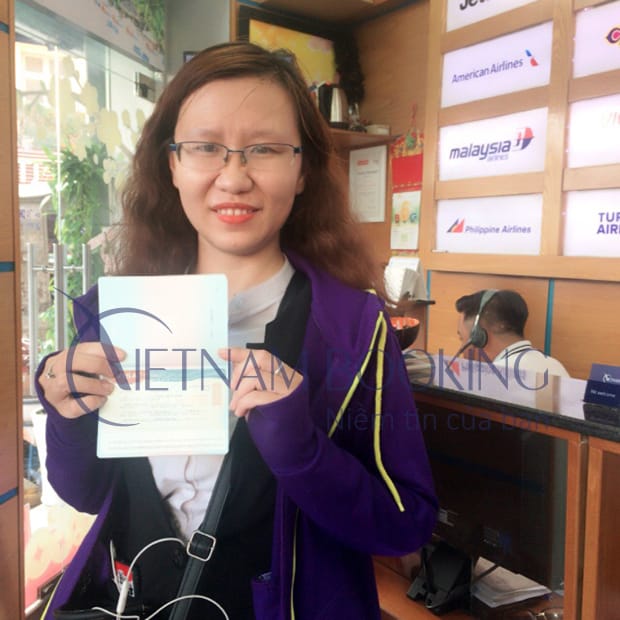 Khách hàng của Vietnam Booking vui vẻ nhận visa tại văn phòng